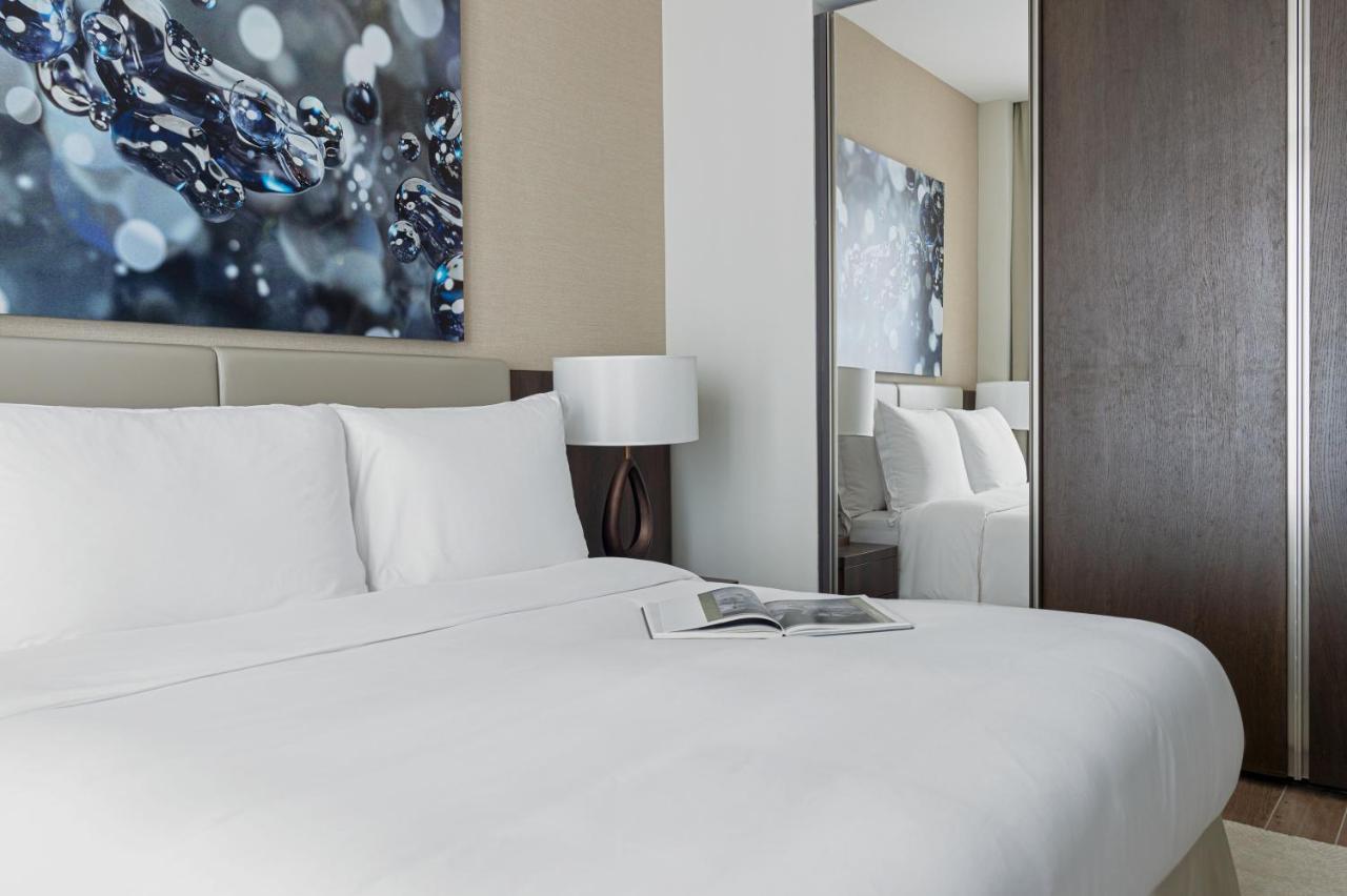 Jumeirah Living Marina Gate Dubai Exterior foto A bedroom at the hotel