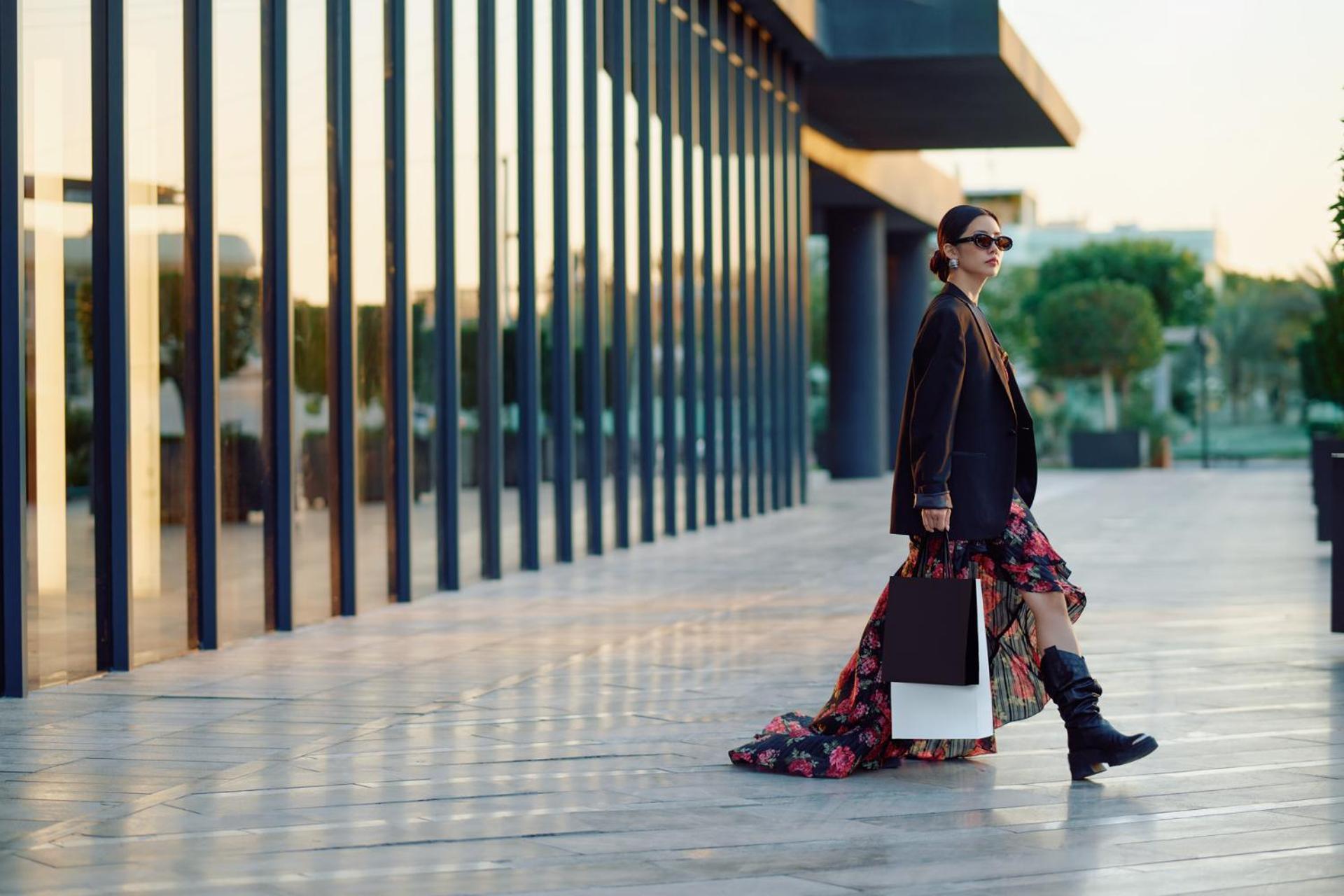 Jumeirah Living Marina Gate Dubai Exterior foto A woman shopping